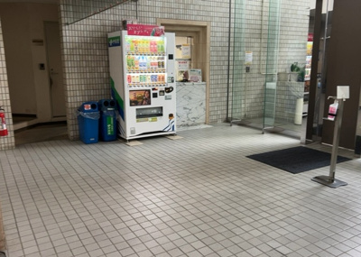 【エントランス】 | メゾン元横山 | マンションのエントランスには、もともと風よけや防犯の役割がありますが、マンションによって宅配ボックスなどの設備が備わっている所もあります。日々の生活をイメージしながら生活しやすさをチェックしましょう。