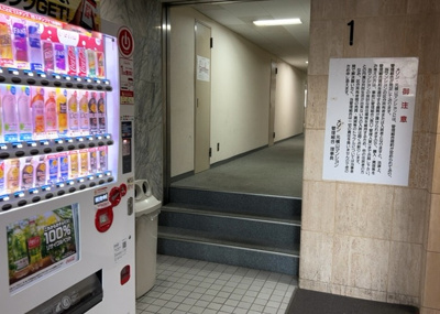【ロビー】 | メゾン元横山 | ラウンジは、マンションの共用スペースに椅子やテーブルなどを配置した利用者が寛げる空間です。屋内型ラウンジと屋外型ラウンジがあります。共用部分の管理状況と合わせて、詳細については現地でご確認ください。