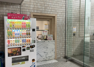 【受付】 | メゾン元横山 | 受付はマンションコンシェルジュがいる場合もあれば、管理人が滞在する小部屋を総称して呼ぶことがあります。主にエントランスに設置されていることから、防犯面でも期待ができます。防犯設備がない場合はより安心！