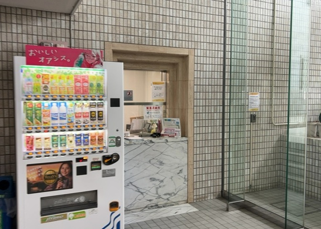 【受付】 | メゾン元横山 | 受付はマンションコンシェルジュがいる場合もあれば、管理人が滞在する小部屋を総称して呼ぶことがあります。主にエントランスに設置されていることから、防犯面でも期待ができます。防犯設備がない場合はより安心！
