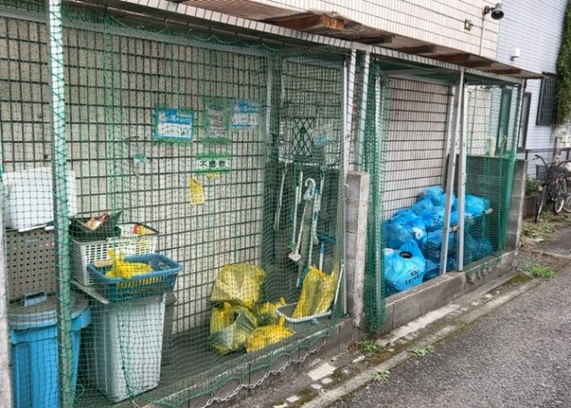 【設備】 | メゾン元横山 | 共有部分は、住民なら誰もが使える設備のこと。例えば駐車場やエレベーター、インターネット設備、セキュリティ設備などがあります。他にも、マンションの廊下・外部階段やエントランス・ゴミ置き場などがあります。