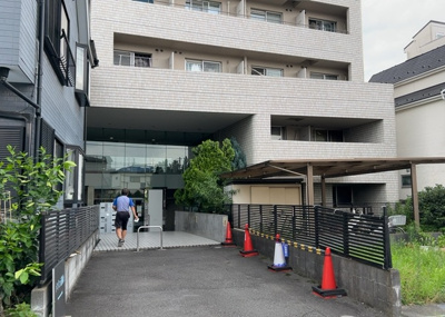 【現況写真】 | メゾン元横山 | 道幅が広い場所は日当たりや風通が良好です。幅が広いのですれ違いも可能ですし大きな車でも駐車可能！一方で、大型車が通ることも多くなるため交通量の増加により騒音に繋がります。また土地の値段が高くなります。
