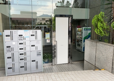 【玄関】 | メゾン元横山 | 玄関は家の顔でもあり、家族以外の目にも止まる場所です。玄関は外との間を仕切る扉、靴などをしまっておく収納スペース、靴脱ぎのたたきスペース、来客とのやり取りをするドアホンなど複数のアイテムからなります。