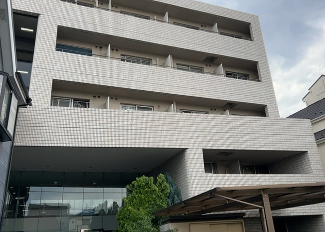 【バルコニー】 | メゾン元横山 | 一般的なバルコニーは、奥行1.5ｍ程ですが、ワイルドバルコニーは2ｍまで広がっています。そのため洗濯物の間隔をあけ干すことができ、乾きやすいというメリットや、ガーデニングが楽しめる等の特徴があります。