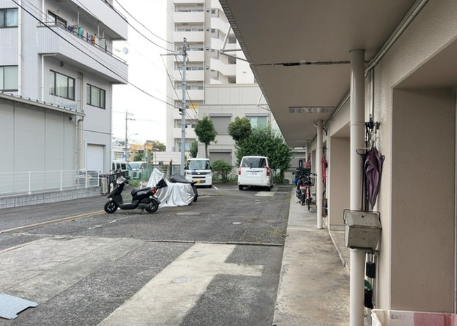 【駐輪場】 | メゾン元横山 | マンションの駐輪場は、事前に空きがあるか確認を取ると安心です。せっかく入居したのに駐輪スペースがない！なんてことになったら大変ですよね。そこで、内見時や購入前にはまず事前に確認しておくと良いでしょう。