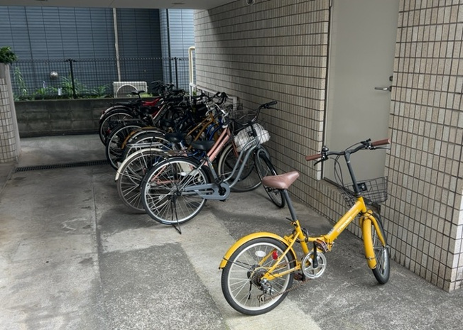 【駐車場】 | メゾン元横山 | 車一台あたりに必要なスペースは、標準サイズの普通自動車で横幅2m50cm、長さ5mは必要になります。ただし、乗降のことも考慮して横幅3m30cm、長さ5m50cmほどは確保できるところを選びましょう。