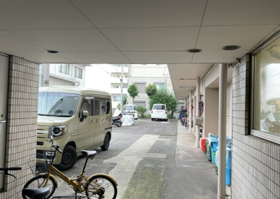 【駐車場】 | メゾン元横山 | 駐車場と明記されていても、最小スペースでつくられた駐車場だと大型車は駐車できなかったり、出入りしにくくなったりする可能性があります。お車のサイズと購入したい物件の駐車場のサイズを現地で確認しましょう。