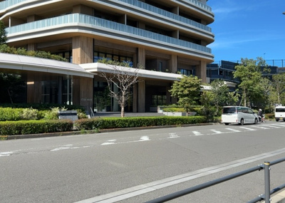 【外観】 | ドレッセタワー南町田グランベリーパーク | 外観はマンション管理がされているかの目安になります。築年数が古いと、壁面は劣化してひび割れが生じることも！建物が古びていても細かいところが修繕されていると、きちんと管理されているなぁと感じるでしょう。