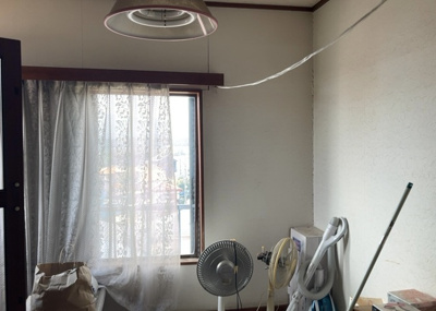 【洋室】 | 磯部中古戸建 | 洋室のメリットは重い家具が置きやすく、身の回りが整理しやすいことです。 床がフローリングのため畳とは異なり凹みにくいです。 クローゼットなど収納が豊富で、普段使わない旅行カバンや服の整頓も簡単にです。