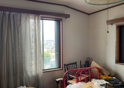 【寝室】 | 磯部中古戸建 | 寝室でゆっくりと過ごすためにはベッド周りの適度な空間を担保することや窓の位置、照明の明るさ、寝室の広さなどを考える必要があります。自身や家族の構成とライフスタイルに併せて寝室にする部屋を選びましょう！