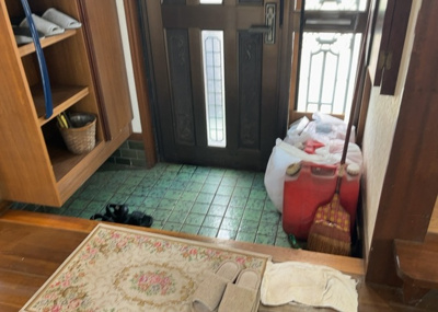 【玄関】 | 磯部中古戸建 | 玄関は家の顔でもあり、家族以外の目にも止まる場所です。玄関は外との間を仕切る扉、靴などをしまっておく収納スペース、靴脱ぎのたたきスペース、来客とのやり取りをするドアホンなど複数のアイテムからなります。