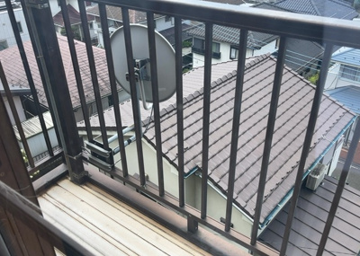 【バルコニー】 | 磯部中古戸建 | バルコニーは、室外の専用スペースのうち、「屋根がなく開放された空間」であるものを指します。ベランダより広いタイプのものが多く、日当たりもよいため家庭菜園などを楽しみたい人にとって適した環境となります。