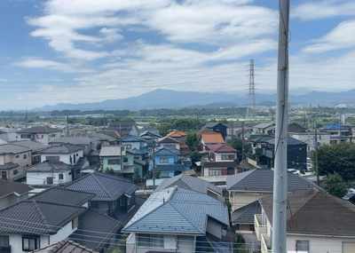 【展望】 | 磯部中古戸建 | 眺望を気にして物件を探す場合、前面に建物が建っていないか現地で確認しましょう！前面に建物があると景色はもちろん、日当たりや風通しにも影響が出てきます。住んだ時のことを想像しながら現地見学をしましょう。
