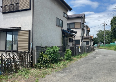 【前面道路含む現地写真】 | 磯部中古戸建 | 住宅用の土地では前面道路に2m以上接していなければならないと法律で定められています。しかし、お持ちの車のサイズやライフスタイルなどにより、2mでは利便が悪い場合もございますので、事前に確認しましょう。