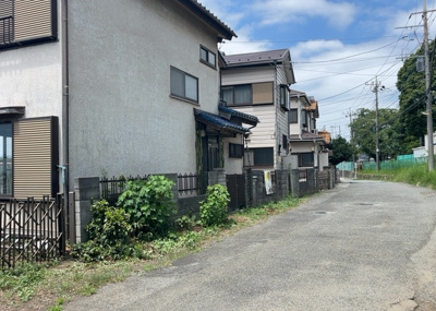 【前面道路含む現地写真】 | 磯部中古戸建 | お持ちの車種によっては前面道路が広い方が便利でしょう。しかし、前面道路が広ければその分交通量が多くなるため、騒音などが気になる場合があります。実際に現地を見学し、周辺交通量や騒音などを確認しましょう！