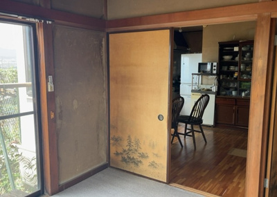 【居間・リビング】 | 磯部中古戸建 | L型アイランドタイプは、キッチンからダイニングにもリビングにも目が行き届くので、とても使いやすい配置です。L字型独立タイプは、キッチンを独立させてるためLDKというよりもLDといった様なイメージです。
