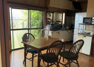 【ダイニング】 | 磯部中古戸建 | ダイニングにはダイニングテーブルセットなどを置くことが多く、間取りにおいて「D」と略記されますが、食事を作るときの作業場として使用したり、朝食を食べたりするときだけに使われるケースも少なくありません。