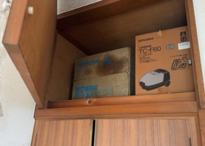【収納】 | 磯部中古戸建 | ウォークインクローゼットがあれば、クローゼット内でコーディネートが完成できますし、季節の変わり目に行う衣替えの手間も省けます。また、スーツケースなど大きいものもしまうことができ使い勝手がよいです。
