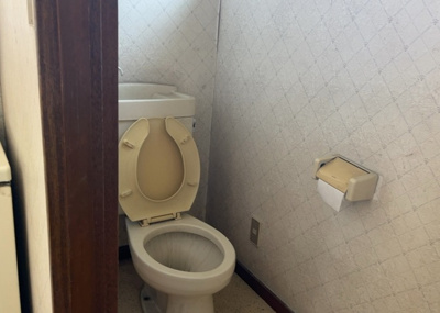 【トイレ】 | 磯部中古戸建 | トイレは大きさや形、機能、抗菌性などが異なる多種多彩なタイプが各メーカーから出ています。それぞれに良さがあるため、事前にどういったタイプのトイレがいいのかをご家庭内で決めて、内見に行くといいでしょう。
