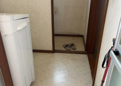 【脱衣所】 | 磯部中古戸建 | 多くの戸建て住宅で見かける洗面脱衣所は、洗面台と洗濯機が2畳ほどのスペースに並べられていて、洗面所が脱衣所を兼ね備えている間取りが一般的です。お客様が利用することもある、パブリックな空間でもあります。