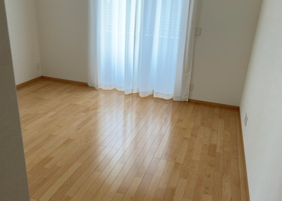 【洋室】 | 堀之内中古戸建 | 洋室のメリットは重い家具が置きやすく、身の回りが整理しやすいことです。 床がフローリングのため畳とは異なり凹みにくいです。 クローゼットなど収納が豊富で、普段使わない旅行カバンや服の整頓も簡単にです。