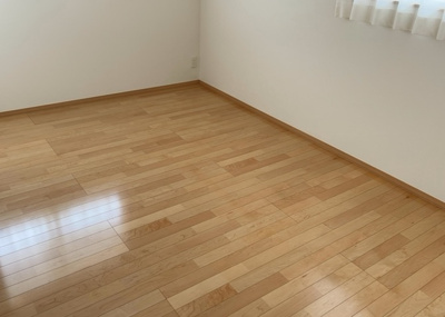 【寝室】 | 堀之内中古戸建 | 寝室でゆっくりと過ごすためにはベッド周りの適度な空間を担保することや窓の位置、照明の明るさ、寝室の広さなどを考える必要があります。自身や家族の構成とライフスタイルに併せて寝室にする部屋を選びましょう！
