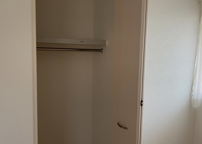 【収納】 | 堀之内中古戸建 | デザイン性を重視しすぎて収納が少なかった！なんてことにならないため、事前に現地で収納の数を確認しておくことをお勧めします。クローゼット以外にも床下収納や屋根裏収納、パントリーなどもチェックしましょう。