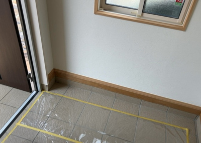 【玄関】 | 堀之内中古戸建 | 玄関は家の顔でもあり、家族以外の目にも止まる場所です。玄関は外との間を仕切る扉、靴などをしまっておく収納スペース、靴脱ぎのたたきスペース、来客とのやり取りをするドアホンなど複数のアイテムからなります。