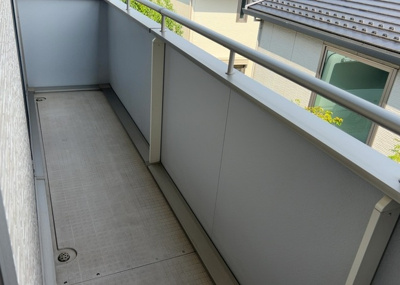 【バルコニー】 | 堀之内中古戸建 | バルコニーは、室外の専用スペースのうち、「屋根がなく開放された空間」であるものを指します。ベランダより広いタイプのものが多く、日当たりもよいため家庭菜園などを楽しみたい人にとって適した環境となります。