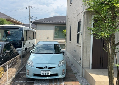 【駐車場】 | 堀之内中古戸建 | 駐車場と明記されていても、最小スペースでつくられた駐車場だと大型車は駐車できなかったり、出入りしにくくなったりする可能性があります。お車のサイズと購入したい物件の駐車場のサイズを現地で確認しましょう。