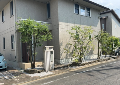 【前面道路含む現地写真】 | 堀之内中古戸建 | 住宅用の土地では前面道路に2m以上接していなければならないと法律で定められています。しかし、お持ちの車のサイズやライフスタイルなどにより、2mでは利便が悪い場合もございますので、事前に確認しましょう。