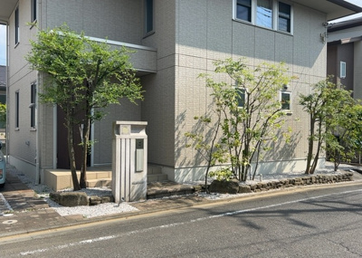 【前面道路含む現地写真】 | 堀之内中古戸建 | お持ちの車種によっては前面道路が広い方が便利でしょう。しかし、前面道路が広ければその分交通量が多くなるため、騒音などが気になる場合があります。実際に現地を見学し、周辺交通量や騒音などを確認しましょう！