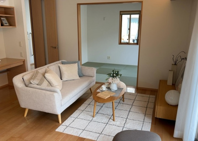 【居間・リビング】 | 堀之内中古戸建 | L型アイランドタイプは、キッチンからダイニングにもリビングにも目が行き届くので、とても使いやすい配置です。L字型独立タイプは、キッチンを独立させてるためLDKというよりもLDといった様なイメージです。