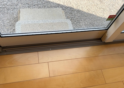 【内装】 | 堀之内中古戸建 | サッシは、ガラス窓に使用される金属製の窓枠です。一般的に住宅建築では、金属製建具工事の段階でガラス類・玄関などと同時に設置されます。種類や構造により断熱性能や遮音性能が異なるので現地でご確認ください。