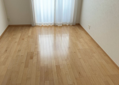 【収納】 | 堀之内中古戸建 | ウォークインクローゼットがあれば、クローゼット内でコーディネートが完成できますし、季節の変わり目に行う衣替えの手間も省けます。また、スーツケースなど大きいものもしまうことができ使い勝手がよいです。