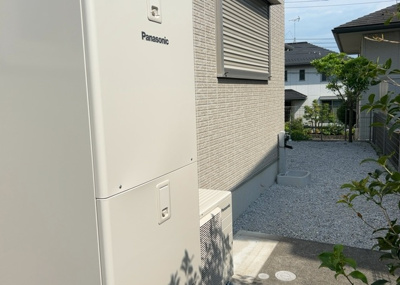 【発電・温水設備】 | 堀之内中古戸建 | 省エネ給湯器とは従来型の給湯器より熱効率が高く、少ない燃料でたくさんのお湯を沸かすことが出来る高効率な給湯器のことを指します。また、省エネ給湯器には種類があり、利便性や効果なども様々です。