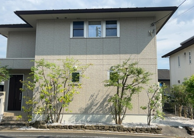 【構造・工法・仕様】 | 堀之内中古戸建 | 木造住宅とは土台、壁、柱など建築物の強度を支える構造体の材に木が使用されている構造を指します。構造体は建物の自重を支えるだけではなく風圧や水圧、積裁荷重などあらゆる衝撃に耐えるための基礎です。