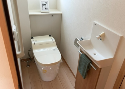 【トイレ】 | 堀之内中古戸建 | トイレは大きさや形、機能、抗菌性などが異なる多種多彩なタイプが各メーカーから出ています。それぞれに良さがあるため、事前にどういったタイプのトイレがいいのかをご家庭内で決めて、内見に行くといいでしょう。