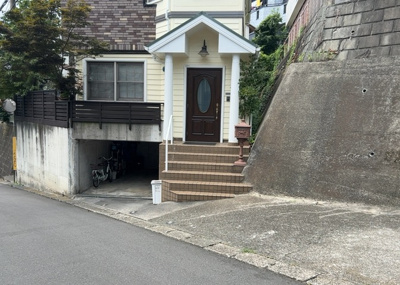 【前面道路含む現地写真】 | 緑町中古戸建 | 住宅用の土地では前面道路に2m以上接していなければならないと法律で定められています。しかし、お持ちの車のサイズやライフスタイルなどにより、2mでは利便が悪い場合もございますので、事前に確認しましょう。