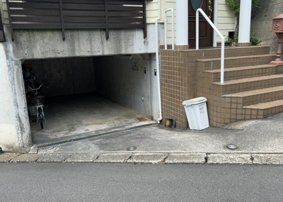 【前面道路含む現地写真】 | 緑町中古戸建 | 道幅が広い場所は日当たりや風通が良好です。幅が広いのですれ違いも可能ですし大きな車でも駐車可能！一方で、大型車が通ることも多くなるため交通量の増加により騒音に繋がります。また土地の値段が高くなります。