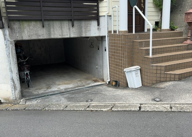 【前面道路含む現地写真】 | 緑町中古戸建 | 道幅が広い場所は日当たりや風通が良好です。幅が広いのですれ違いも可能ですし大きな車でも駐車可能！一方で、大型車が通ることも多くなるため交通量の増加により騒音に繋がります。また土地の値段が高くなります。