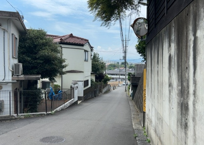 【展望】 | 緑町中古戸建 | 桜や紅葉の名所に出かける人は多いと思いますが、家にいながら季節の移ろいを感じる生活を送りませんか？リビングや窓から見える景色が生活を彩るワンポイントに！現地から見える景色を堪能してみては如何でしょう。