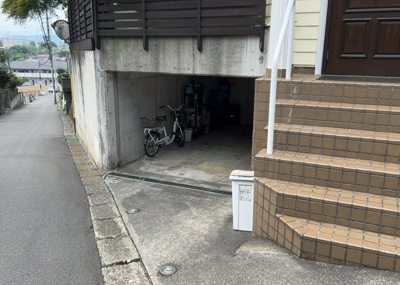 【駐車場】 | 緑町中古戸建 | 駐車場と明記されていても、最小スペースでつくられた駐車場だと大型車は駐車できなかったり、出入りしにくくなったりする可能性があります。お車のサイズと購入したい物件の駐車場のサイズを現地で確認しましょう。