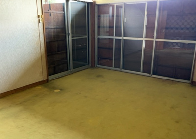 【寝室】 | 丹木町中古戸建 | 寝室でゆっくりと過ごすためにはベッド周りの適度な空間を担保することや窓の位置、照明の明るさ、寝室の広さなどを考える必要があります。自身や家族の構成とライフスタイルに併せて寝室にする部屋を選びましょう！