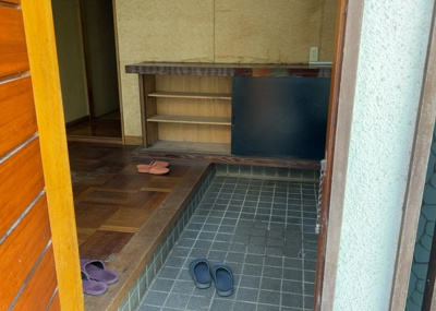 【玄関】 | 丹木町中古戸建 | 玄関は家の顔でもあり、家族以外の目にも止まる場所です。玄関は外との間を仕切る扉、靴などをしまっておく収納スペース、靴脱ぎのたたきスペース、来客とのやり取りをするドアホンなど複数のアイテムからなります。