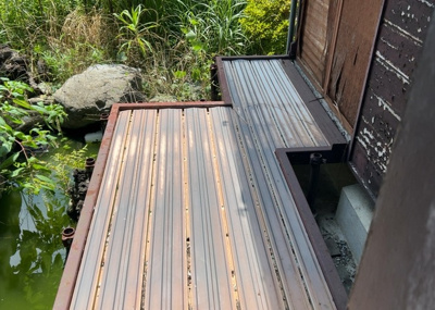 【バルコニー】 | 丹木町中古戸建 | バルコニーは、室外の専用スペースのうち、「屋根がなく開放された空間」であるものを指します。ベランダより広いタイプのものが多く、日当たりもよいため家庭菜園などを楽しみたい人にとって適した環境となります。