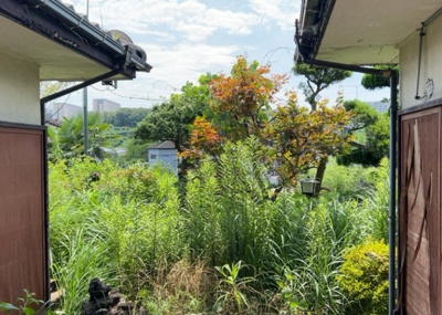 【展望】 | 丹木町中古戸建 | 眺望を気にして物件を探す場合、前面に建物が建っていないか現地で確認しましょう！前面に建物があると景色はもちろん、日当たりや風通しにも影響が出てきます。住んだ時のことを想像しながら現地見学をしましょう。