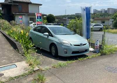 【駐車場】 | 丹木町中古戸建 | 駐車場と明記されていても、最小スペースでつくられた駐車場だと大型車は駐車できなかったり、出入りしにくくなったりする可能性があります。お車のサイズと購入したい物件の駐車場のサイズを現地で確認しましょう。
