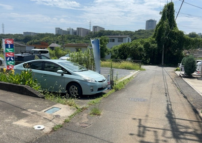 【前面道路含む現地写真】 | 丹木町中古戸建 | 住宅用の土地では前面道路に2m以上接していなければならないと法律で定められています。しかし、お持ちの車のサイズやライフスタイルなどにより、2mでは利便が悪い場合もございますので、事前に確認しましょう。