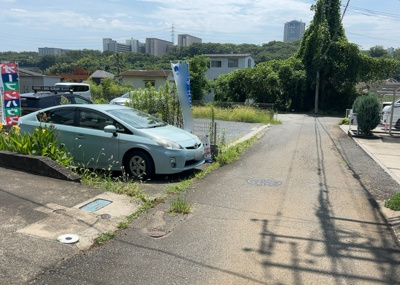 【前面道路含む現地写真】 | 丹木町中古戸建 | お持ちの車種によっては前面道路が広い方が便利でしょう。しかし、前面道路が広ければその分交通量が多くなるため、騒音などが気になる場合があります。実際に現地を見学し、周辺交通量や騒音などを確認しましょう！